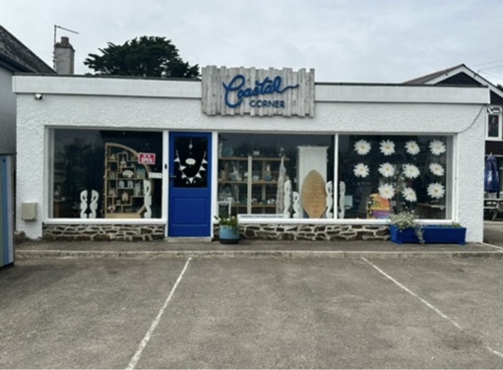 Lot: 82 - FREEHOUSE PUBLIC HOUSE, CAFÉ, OWNERS ACCOMMODATION, SOUVENIR SHOP, OUTSIDE AREAS AND PARKING - Front elevation of detached souvenir shop
